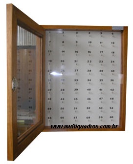 Claviculário de Madeira com Porta de Vidro de Abrir, Fundo Branco e Personalização de Números em Adesivo